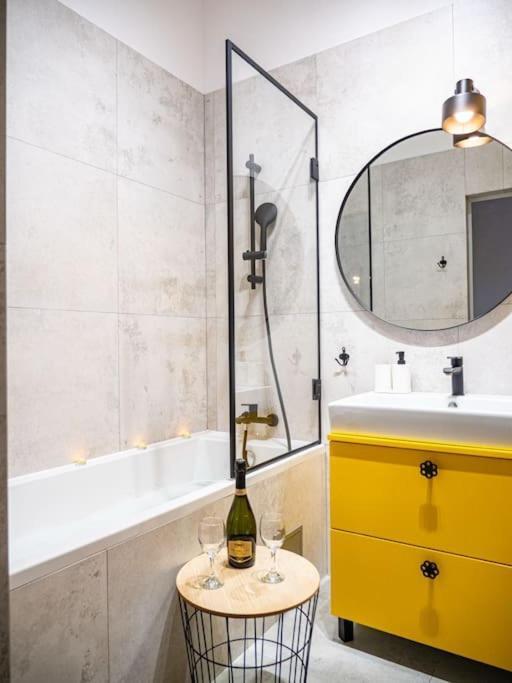 Chic Apartment In Historic Koneser Area Warszawa Eksteriør bilde
