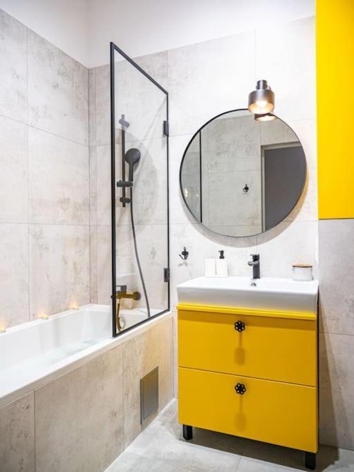 Chic Apartment In Historic Koneser Area Warszawa Eksteriør bilde